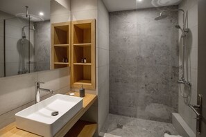 Appartement, 3 chambres | Lavabo de la salle de bain