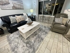 TV connectée, cheminée, livres