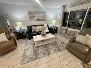 Smart TV, chimenea, libros