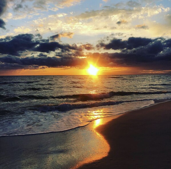 Rannalla, aurinkotuoleja, rantapyyhkeitä