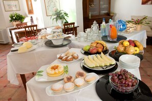 Tägliches inbegriffenes Frühstücksbuffet
