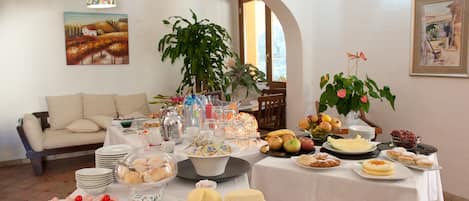 Free daily buffet breakfast