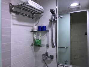 Chambre économique | Douche de la salle de bain