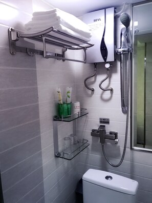 Habitación estándar con 2 camas individuales, 2 camas individuales | Baño | Regadera, amenidades de baño gratuitas, secadora de cabello, pantuflas 