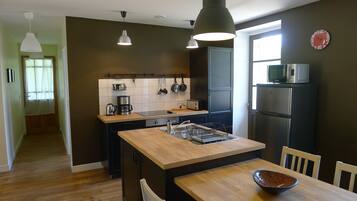 Refrigerador, microondas, horno, placa de cocina