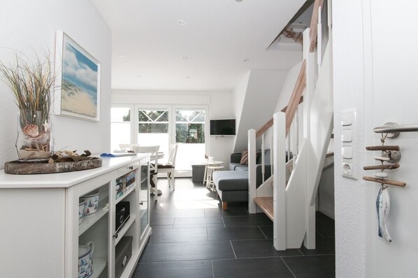 Fernseher, DVD-Player, Stereoanlage