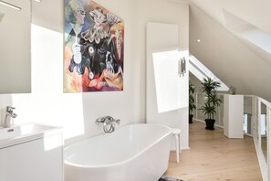 Elite Apartment | Bathroom | Shower, rainfall showerhead, free toiletries, hair dryer - Exclusive Boutique Hotel Lit d'Art (Antwerp)