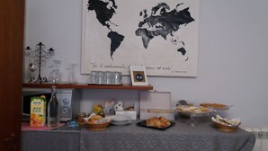 Een buffettafel met diverse gerechten, een wereldkaart en een citaat op de muur.