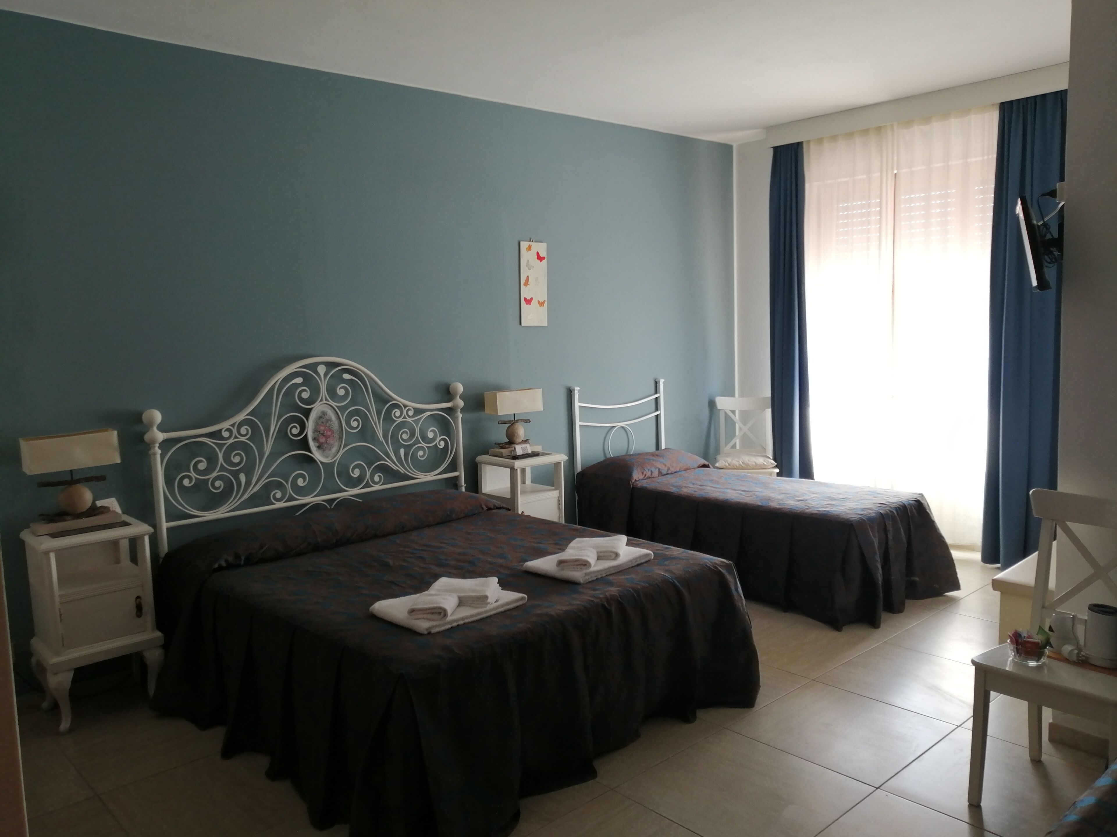 Ropa de cama hipoalergénica, cubrecamas y artículos del minibar gratis 
