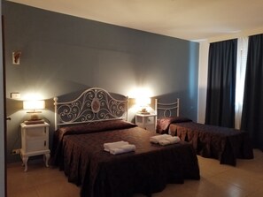 Vierpersoonskamer, privébadkamer | Hypoallergeen beddengoed, donsdekens