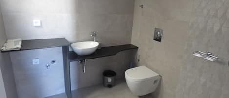 Apartment, 2 Bedrooms | Bathroom | Shower, towels, shampoo, toilet paper