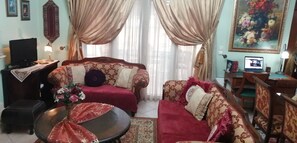 Una televisión de pantalla plana