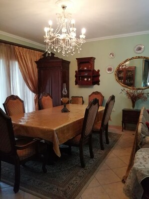 Casa clásica, 4 habitaciones | Zona de estar | Una televisión de pantalla plana