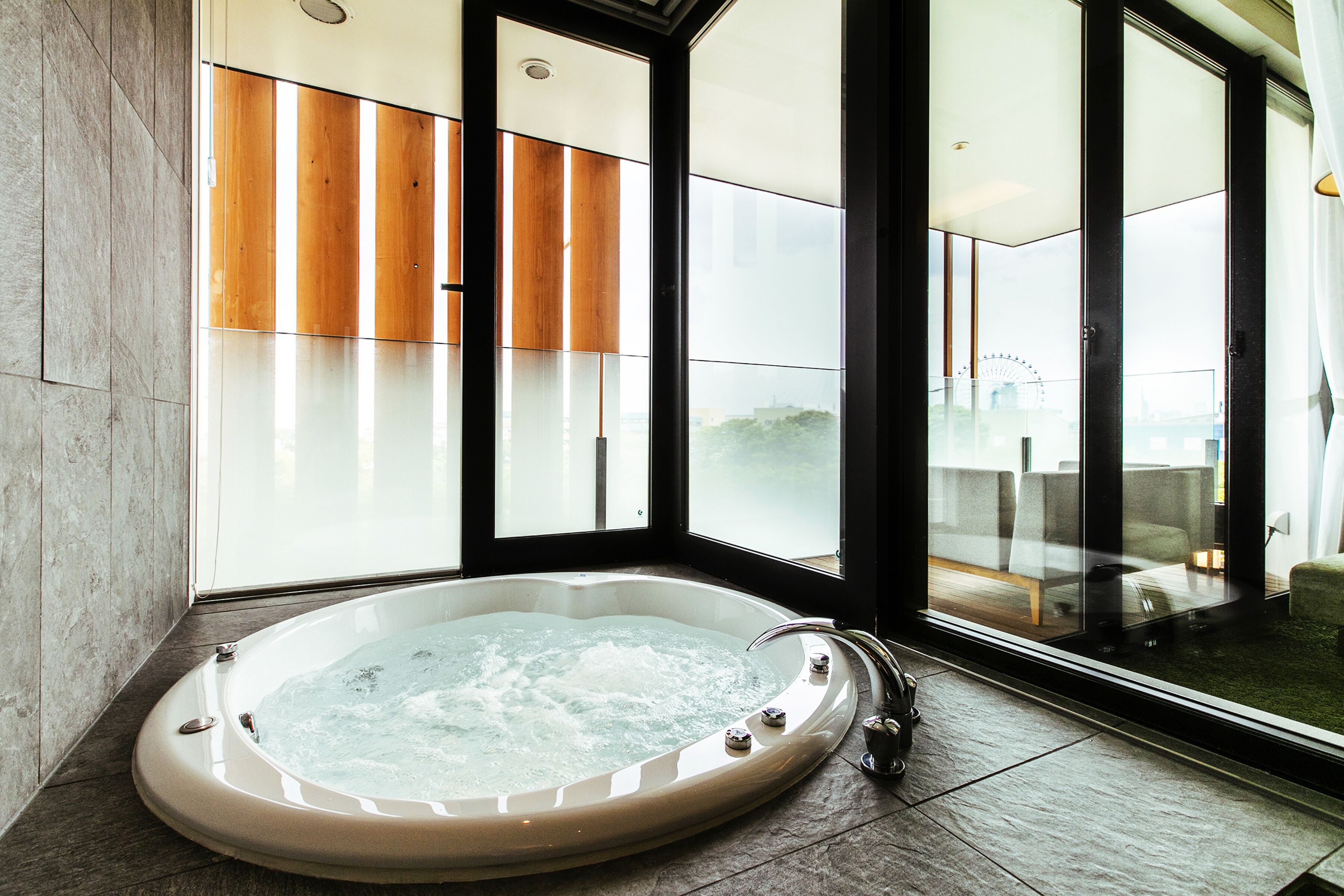 Basic Suite | Bathroom | Separate bathtub and shower, rainfall showerhead, free toiletries