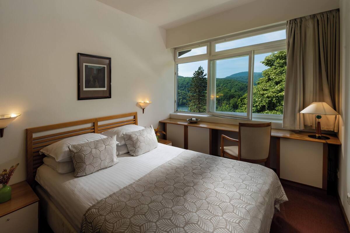Standard Double Room, Lake Side | WiFi (free)