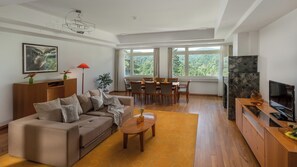 Senior Suite, Lake Side | Oppholdsområde | Flatskjerm-TV