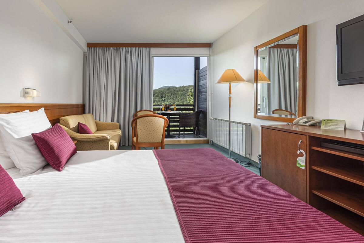 Minibar, coffres-forts dans les chambres, Wi-Fi gratuit, draps fournis