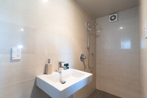 Shower, hair dryer - The Tide Watcher - Okiato Holiday Home (Okiato)