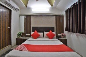 Desk, rollaway beds, free WiFi, bed sheets - Hotel Sunstay (Ahmedabad)
