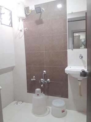 Shower, hydromassage showerhead, soap - Hotel Sunstay (Ahmedabad)