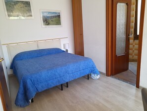Familjestudio - kök - trädgård | Duntäcken, mörkläggningsgardiner, gratis barnsängar och resesäng
