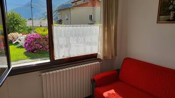 Studio Familial, cuisine, cÎté jardin | Vue de la chambre