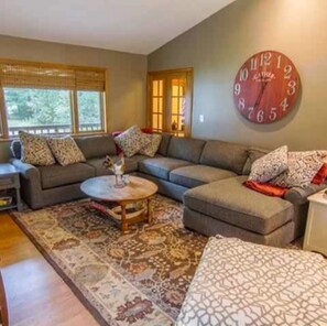 Smart TV, DVD player, books, video library - Beautiful home on Rifle River! Enjoy kayaking, outdoor fire, wildlife viewing (Prescott)