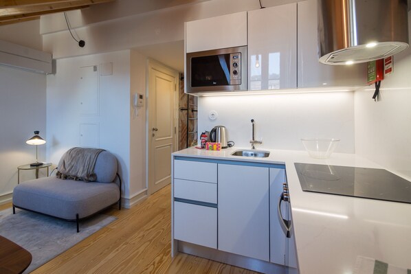 Fridge, microwave, oven, stovetop