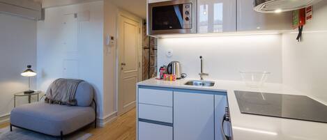 Frigorífico, microondas, horno y placa de cocina