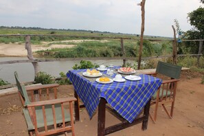 Breakfast, lunch, dinner served; local and international cuisine 