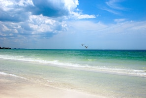 En la playa, camastros y toallas de playa
