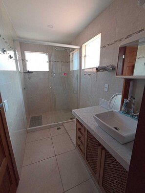 Dusche, Bidet, Handtücher, Toilettenpapier
