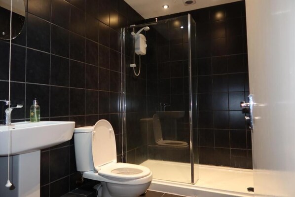City Apartment | Bathroom | Shower, free toiletries, towels, soap