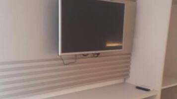 Minibar, laptop workspace, blackout drapes, free WiFi