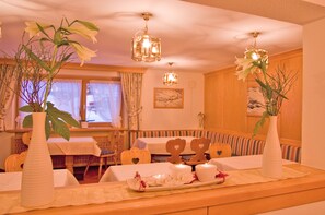 Desayuno buffet (EUR 15 por persona) 