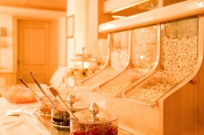Daily buffet breakfast (EUR 15 per person) - Landhaus Maria (Klösterle am Arlberg)