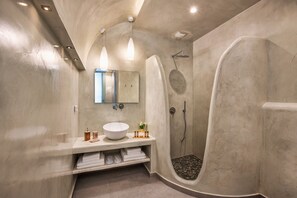 Camera Deluxe | Bagno | Doccia, soffione a pioggia, set di cortesia gratuito, asciugacapelli