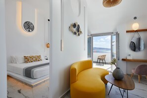 ميني بار وخزنة داخل الغرفة وبديكورات فريدة لكل غرفة وطراز فريد لكل وحدة