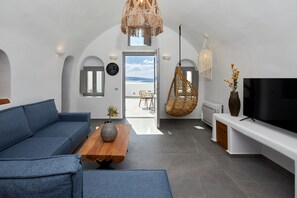 ميني بار وخزنة داخل الغرفة وبديكورات فريدة لكل غرفة وطراز فريد لكل وحدة