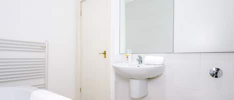 City Apartment | Bathroom | Rainfall showerhead, hair dryer, bidet, towels