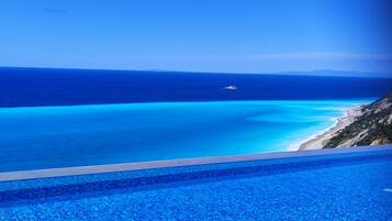 Hồ bơi ngoài trời