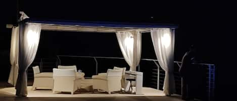 Fachada de la propiedad por la tarde o noche