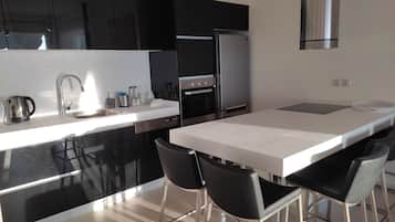 Royal Villa | Private kitchen | Oven, stovetop, dishwasher, espresso maker