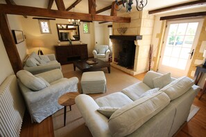 Smart-TV, Kamin, DVD-Player, Bücher