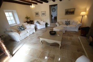 Smart-TV, Kamin, DVD-Player, Bücher