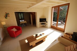 تلفزيون ذكي، مدفأة، مشغل دي في دي، كُتُب