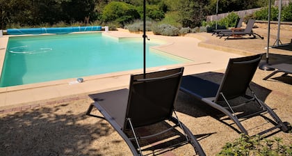 Casa y albergue con piscina privada climatizada.