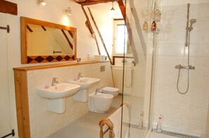 Baignoire, sèche-cheveux, bidet, serviettes fournies