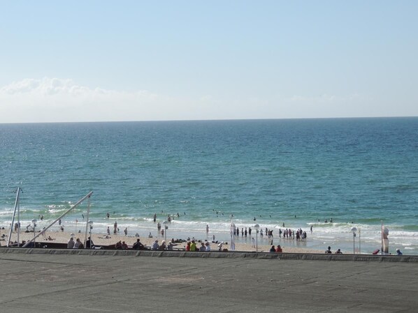 Una spiaggia nelle vicinanze
