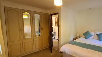 Cottage | 3 bedrooms, iron/ironing board, WiFi (free), bed sheets